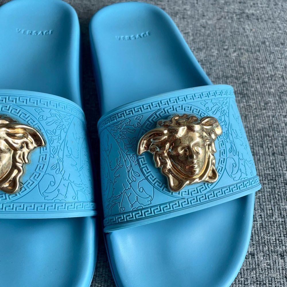 🧜🏽‍♀️ VERSACE blue Medusa pool slides - Picture 3 of 6